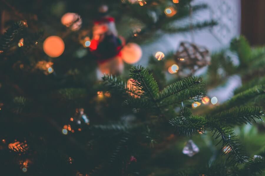 how to put lights on a christmas tree using dim lights 