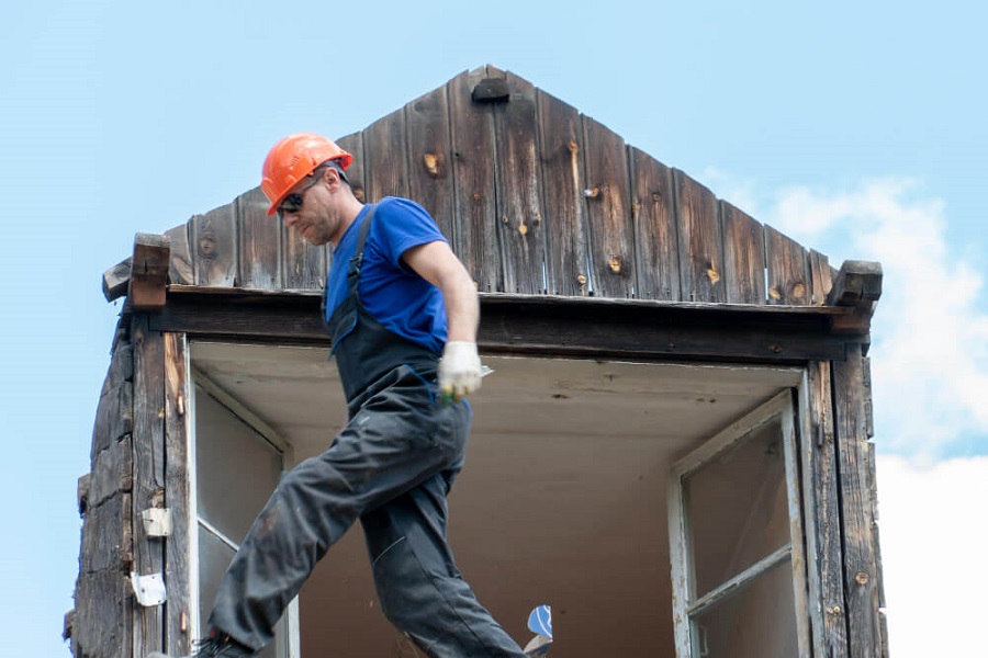 builder on roof to ensure better shed security 